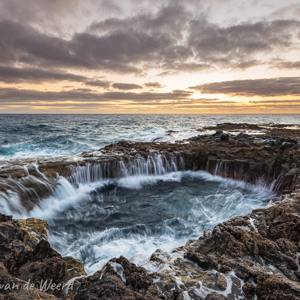 2021-11-01 - Blow-hole van El Bufadero net voor zonsopkomst<br/>El Bufadero de la Garita - La Garita - Gran Canaria - Spanje<br/>Canon EOS 5D Mark III - 16 mm - f/11.0, 0.3 sec, ISO 200