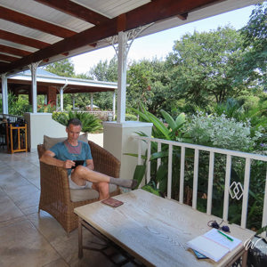 2024-04-27 - Even tijd voor ontspaning met een e-book bij de lodge<br/>Pioneer Lodge - Victorua Falls - Zimbabwe<br/>Canon PowerShot SX70 HS - 3.8 mm - f/4.0, 1/200 sec, ISO 100