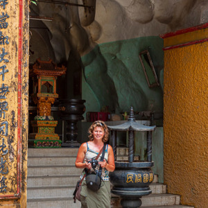 2009-08-07 - Carin komt weer uit de tempel de zon in<br/>Sam Poh Tong grottempel - Ipoh - Maleisië<br/>Canon EOS 50D - 40 mm - f/8.0, 0.05 sec, ISO 200