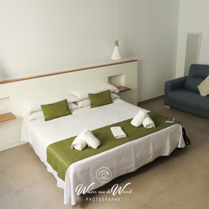 2023-04-25 - Onze enorme kamer met giga bed<br/>Hotel Senderos - Agua Amarga - Spanje<br/>Canon PowerShot SX70 HS - 3.8 mm - f/3.4, 1/60 sec, ISO 160