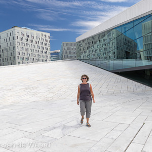 2022-07-11 - Carin voor het opera-gebouw<br/>Operagebouw - Oslo - Noorwegen<br/>Canon EOS R5 - 24 mm - f/11.0, 1/200 sec, ISO 200