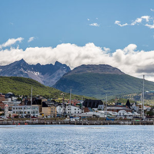 2016-12-18 - Zicht op Ushaia en de achterliggende bergen<br/>Ushuaia - Argentinië<br/>Canon EOS 5D Mark III - 70 mm - f/8.0, 1/200 sec, ISO 200