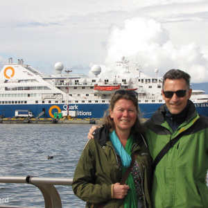 2016-12-20 - Poserend voor de Ocean Diamond, onze cruiseboot<br/>Ushuaia - Argentinië<br/>Canon PowerShot SX1 IS - 15.5 mm - f/4.0, 1/1000 sec, ISO 80