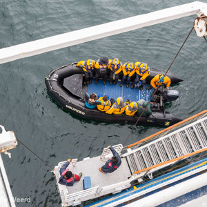 2016-12-22 - Instappen in de zodiacs gaat makkelijk vanaf het platform<br/>Saunders Island - Falkland eilanden - Verenigd Koninkrijk<br/>Canon EOS 5D Mark III - 36 mm - f/8.0, 0.04 sec, ISO 200