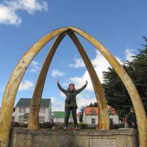 2016-12-23 - Carin bij de Whale Bone Arch<br/>Port Stanley - Falkland eilanden - Engeland<br/>Canon PowerShot SX1 IS - 5 mm - f/4.5, 1/500 sec, ISO 80