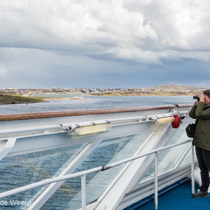 2016-12-23 - Carin op onze boot aan dek<br/>Port Stanley - Falkland eilanden - Verenigd Koninkrijk<br/>Canon EOS 5D Mark III - 52 mm - f/8.0, 1/125 sec, ISO 200