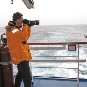 2016-12-25 - Wouter probeert de albatrossen in vlucht te fotograferen<br/>Opweg naar Zuid-Georgia - Zuidelijke Atlantische Oceaan<br/>Canon PowerShot SX1 IS - 6.1 mm - f/4.0, 1/400 sec, ISO 80