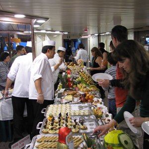 2016-12-24 - Het dessert-buffet, veel te veel om alles te kunnen proeven hela<br/>Opweg naar Zuid-Georgia - Zuidelijke Atlantische Oceaan<br/>Canon PowerShot SX1 IS - 5.7 mm - f/2.8, 0.05 sec, ISO 200