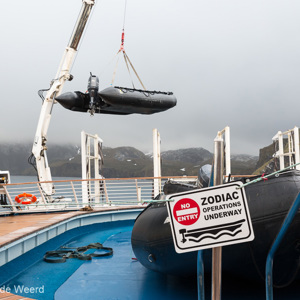 2016-12-26 - De zodiacs werden zeer snel en efficient te water gelaten<br/>Right Whale Bay - Zuid-Georgia - Verenigd Koninkrijk<br/>Canon EOS 5D Mark III - 33 mm - f/8.0, 1/125 sec, ISO 400