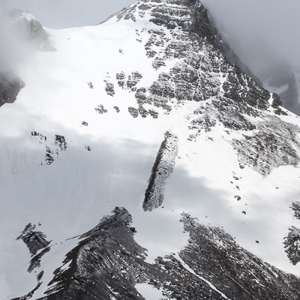 2016-12-26 - Prachtig contrast tussen de sneeuw en zwarte rotsen<br/>Right Whale Bay - Zuid-Georgia - Verenigd Koninkrijk<br/>Canon EOS 7D Mark II - 100 mm - f/7.1, 1/1000 sec, ISO 100