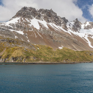 2016-12-26 - Carin bewonderd het ruige landschap van Zuid-Georgia<br/>Right Whale Bay - Zuid-Georgia - Verenigd Koninkrijk<br/>Canon EOS 5D Mark III - 31 mm - f/9.0, 1/320 sec, ISO 400