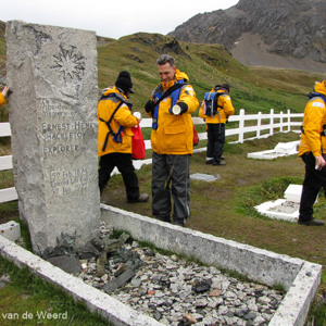 2016-12-27 - Een toost (met whiskey) op het graf van Shackleton<br/>Grytviken - Zuid-Georgia<br/>Canon PowerShot SX1 IS - 5 mm - f/4.0, 1/60 sec, ISO 80