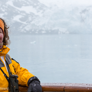 2016-12-29 - Carin in de winteruitrusting<br/>Risting Glacier - Drygalski Fjord - Zuid-Georgia<br/>Canon EOS 5D Mark III - 70 mm - f/8.0, 1/640 sec, ISO 400