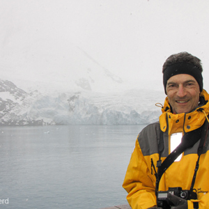 2016-12-29 - Wouter met de Risting Glacier op de achtergrond<br/>Risting Glacier - Drygalski Fjord - Zuid-Georgia<br/>Canon PowerShot SX1 IS - 7.6 mm - f/4.5, 1/500 sec, ISO 80