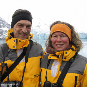 2016-12-29 - Selfie van ons voor de gletsjer<br/>Risting Glacier - Drygalski Fjord - Zuid-Georgia<br/>Canon PowerShot SX1 IS - 5 mm - f/4.0, 1/250 sec, ISO 80