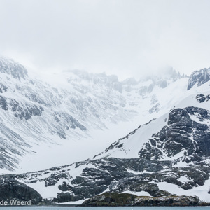2016-12-29 - Prachtig, die licht besneeuiwde rotsen<br/>Drygalski Fjord - Zuid-Georgia<br/>Canon EOS 5D Mark III - 70 mm - f/8.0, 1/640 sec, ISO 400