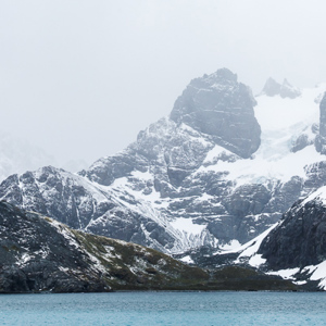 2016-12-29 - Prachtig, die licht besneeuiwde rotsen<br/>Drygalski Fjord - Zuid-Georgia<br/>Canon EOS 5D Mark III - 70 mm - f/8.0, 1/640 sec, ISO 400