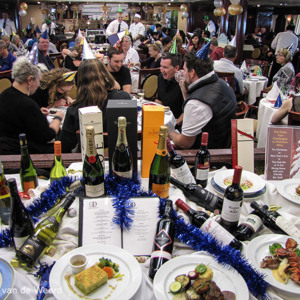 2016-12-31 - Feestlijk oudjaars diner<br/>Op zee naar Antarctica - Zuidelijke Atlantische Oceaan<br/>Canon PowerShot SX1 IS - 5 mm - f/2.8, 1/15 sec, ISO 200