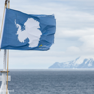 2017-01-01 - De scheepsvlag op de boeg<br/>Bransfield Strait - Antarctica<br/>Canon EOS 5D Mark III - 200 mm - f/8.0, 1/400 sec, ISO 200