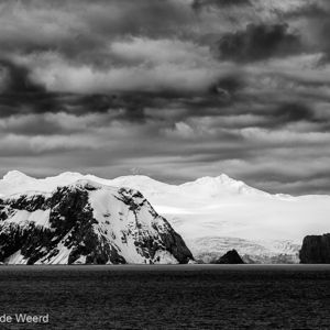 2017-01-01 - Ook Antarctica bestaat uit hoge bergen<br/>Point Wild - Elephant Island - Antarctica<br/>Canon EOS 5D Mark III - 102 mm - f/8.0, 1/800 sec, ISO 200