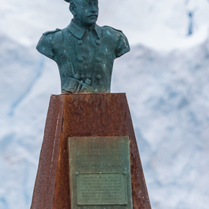 2017-01-01 - Buste van de Chileense kapitein van het reddingsschip<br/>Point Wild - Elephant Island - Antarctica<br/>Canon EOS 7D Mark II - 310 mm - f/6.3, 1/1600 sec, ISO 640