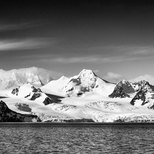 2017-01-01 - We hadden niet verwacht dat kust zo ruig en bergachtig zou zijn<br/>Bransfield Strait - Antarctica<br/>Canon EOS 5D Mark III - 70 mm - f/8.0, 1/1000 sec, ISO 200