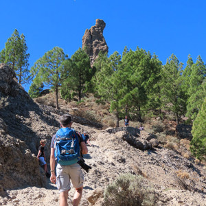 2021-10-22 - Wouter met fotorugtas aan de wandel<br/>Roque Nublo - Spanje<br/>Canon PowerShot SX70 HS - 8.8 mm - f/4.5, 1/640 sec, ISO 100