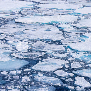2022-07-16 - Pakijs in blauw-wit<br/>Pakijs grens op 81,39° NB - Spitsbergen<br/>Canon EOS R5 - 100 mm - f/11.0, 1/160 sec, ISO 200