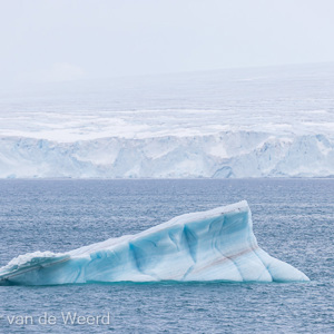 2022-07-17 - Grote blauwige ijsschots in het water<br/>Kvitoya - Spitsbergen<br/>Canon EOS R5 - 286 mm - f/8.0, 1/1250 sec, ISO 800