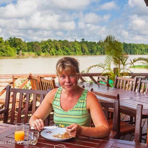 2009-08-19 - Carin lekker aan de lunch in de jungle<br/>Sukau Rainforest Lodge - Sukua - Maleisië<br/>Canon EOS 50D - 24 mm - f/8.0, 0.01 sec, ISO 200