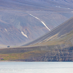2022-07-20 - Eenzame huizen in een kleurig landschap<br/>Spitsbergen<br/>Canon EOS R5 - 321 mm - f/8.0, 1/250 sec, ISO 800