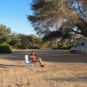 2007-08-16 - Ontbijt in de zon, op een vrij lege camping<br/>Camping Brandberg White Lady Lod - Brandberg - Namibie<br/>Canon PowerShot S2 IS - 6 mm - f/4.0, 1/250 sec, ISO 50