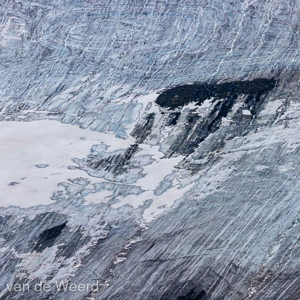 2022-07-19 - Abstracte kunst in het ijs<br/>Spitsbergen<br/>Canon EOS R5 - 400 mm - f/5.6, 1/2000 sec, ISO 1250