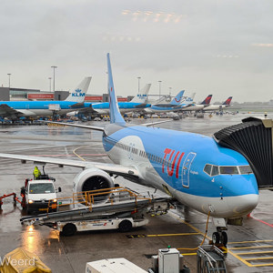 2022-11-06 - Ons vliegtuig staat klaar<br/>Schiphol - Amsterdam - Nederland<br/>SM-G981B - 5.4 mm - f/1.8, 0.02 sec, ISO 50
