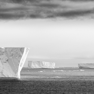 2017-01-02 - Enorme ijsbergen drijven in zee<br/>Bransfield Strait - Antarctica<br/>Canon EOS 5D Mark III - 100 mm - f/8.0, 1/640 sec, ISO 200