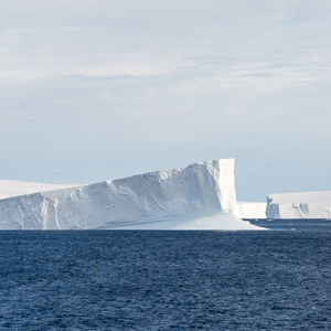 2017-01-02 - Enorme ijsbergen drijven in zee<br/>Bransfield Strait - Antarctica<br/>Canon EOS 5D Mark III - 150 mm - f/8.0, 1/500 sec, ISO 200