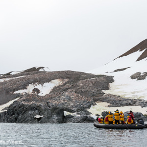 2017-01-02 - De grijze kust zit vol met pinguïns<br/>Kinnes Cove - Joinville Island - Antarctica<br/>Canon EOS 5D Mark III - 35 mm - f/8.0, 1/320 sec, ISO 200