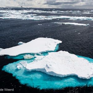 2017-01-02 - IJsschotsen in zee<br/>Bransfield Strait - Antarctica<br/>Canon EOS 5D Mark III - 35 mm - f/8.0, 1/1250 sec, ISO 400