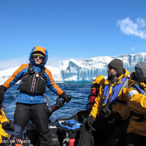 2017-01-02 - Laurie doet haar best om iedereen droog te houden<br/>Brown Bluff - Antarctica<br/>Canon PowerShot SX1 IS - 5 mm - f/4.0, 1/1000 sec, ISO 80