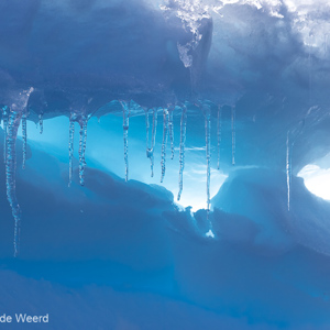2017-01-02 - Blauw ijs en ijspegels<br/>Brown Bluff - Antarctica<br/>Canon EOS 7D Mark II - 210 mm - f/7.1, 1/1600 sec, ISO 200
