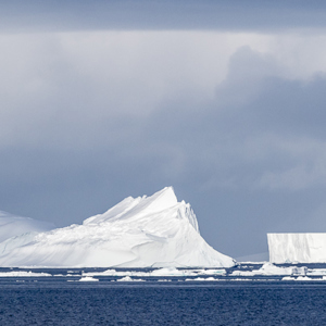 2017-01-02 - We zien ijsbergen in ale vormen en maten<br/>Bransfield Strait - Antarctica<br/>Canon EOS 7D Mark II - 340 mm - f/8.0, 1/5000 sec, ISO 1000