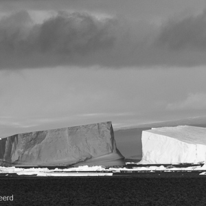 2017-01-02 - Spel van licht en schaduw op de ijsbergen<br/>Bransfield Strait - Antarctica<br/>Canon EOS 7D Mark II - 400 mm - f/8.0, 1/5000 sec, ISO 800