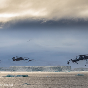 2017-01-02 - IJsbergen voor het vaste Antarctische land<br/>Bransfield Strait - Antarctica<br/>Canon EOS 7D Mark II - 100 mm - f/8.0, 1/1600 sec, ISO 400