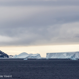 2017-01-02 - Het zachte avondlicht is mooi bij de ijsbergen<br/>Bransfield Strait - Antarctica<br/>Canon EOS 7D Mark II - 285 mm - f/8.0, 1/1000 sec, ISO 400