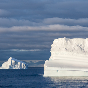 2017-01-02 - Enorme ijsbergen in avondlicht<br/>Bransfield Strait - Antarctica<br/>Canon EOS 5D Mark III - 102 mm - f/5.6, 1/1600 sec, ISO 400