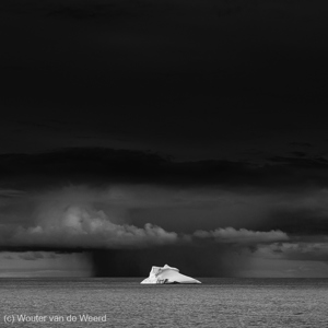 2017-01-02 - IJsberg en regenbui<br/>Bransfield Strait - Antarctica<br/>Canon EOS 5D Mark III - 70 mm - f/5.6, 1/200 sec, ISO 400