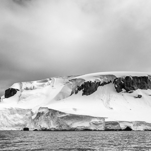 2017-01-03 - Indrukwekkend, al dat ijs en de rotsen<br/>Mikkelsen Harbor - D’Hainaut Island - Antarctica<br/>Canon EOS 5D Mark III - 16 mm - f/8.0, 1/1000 sec, ISO 400