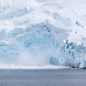 2017-01-03 - Een stuk gletsjer breekt met donders geweld af<br/>Mikkelsen Harbor - D’Hainaut Island - Antarctica<br/>Canon EOS 7D Mark II - 100 mm - f/8.0, 1/1000 sec, ISO 160