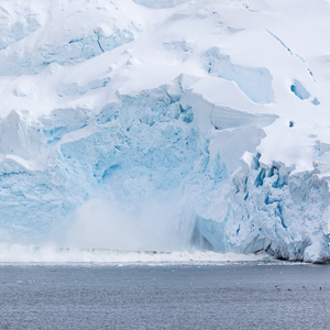 2017-01-03 - Een stuk gletsjer breekt met donders geweld af<br/>Mikkelsen Harbor - D’Hainaut Island - Antarctica<br/>Canon EOS 7D Mark II - 100 mm - f/8.0, 1/1000 sec, ISO 160