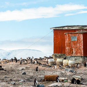 2017-01-03 - De rode hut steekt prachtig af tegen het blauw en wit<br/>Mikkelsen Harbor - D’Hainaut Island - Antarctica<br/>Canon EOS 7D Mark II - 100 mm - f/8.0, 1/1000 sec, ISO 400